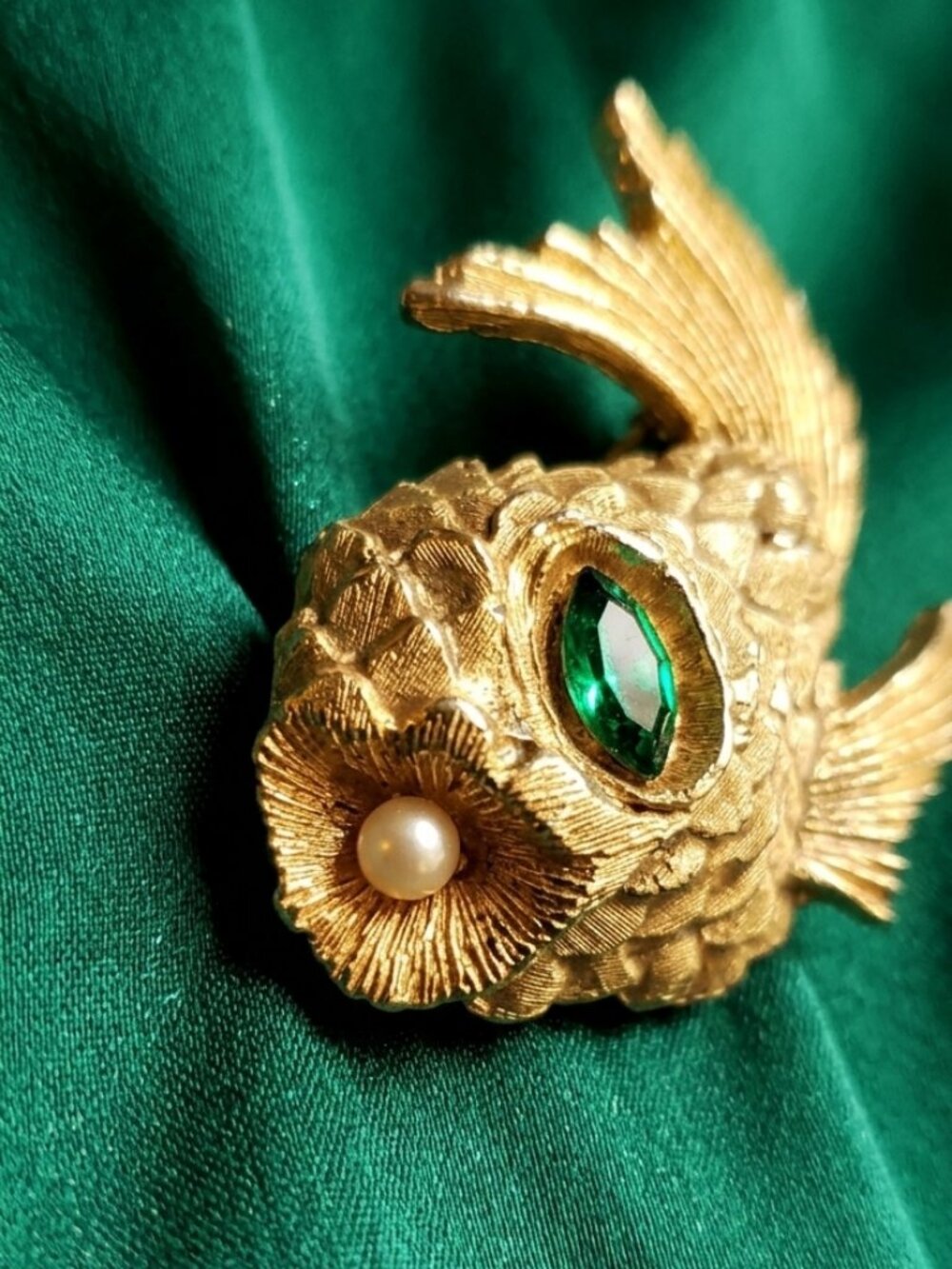 Vintage Signed ©Ledo Pufferfish Brooch Gold Tone Emerald Green Eye Pearl Accent